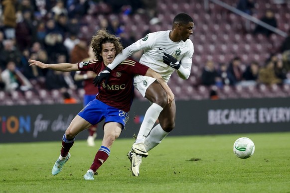 Servette&#039;s defender Theo Magnin, left, fights for the ball with Ludogorets&#039; forward Kwadwo Duah, right, during the UEFA Conference League Play Off 1st leg soccer match between Switzerland&#0 ...