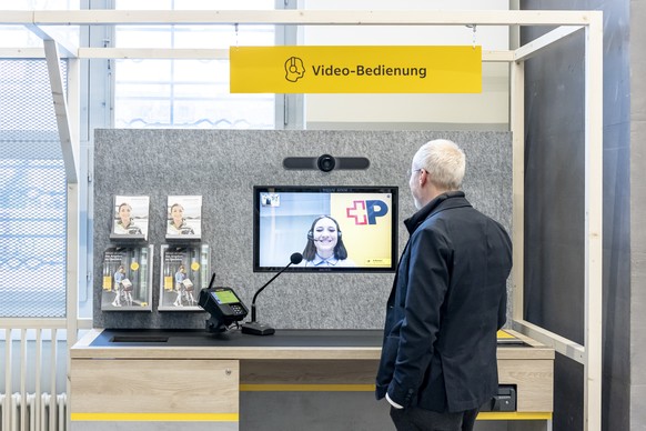 Luc Haldimann, Gruender und CEO Unblu, rechts, demonstriert eine Video-Bedienung im Kundenbereich der Sihlpost anlaesslich der Eroeffnung der neuen Sihlpost-Filiale, am Montag, 1. Dezember 2025 in Zue ...