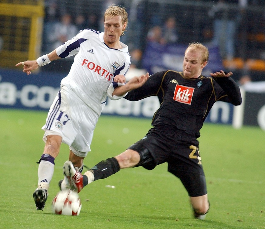 Werder Bremen&#039;s Ludovic Magnin, right, tackles Anderlecht&#039;s Christian Wilhelmsson during their first round, third match day, Champions League game at Constant Vandenstock Stadium in Brussels ...