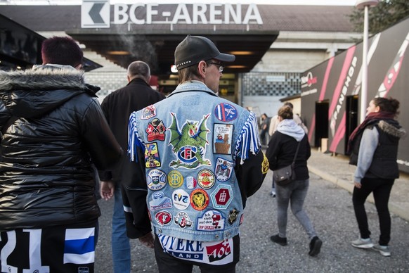 Embleme diverser Hockeyclubs auf einer Jacke eines Hockeyfans, vor dem Eishockey Meisterschaftsspiel der National League zwischen dem HC Fribourg Gotteron und dem EHC Biel, am Dienstag, 17. Oktober 20 ...
