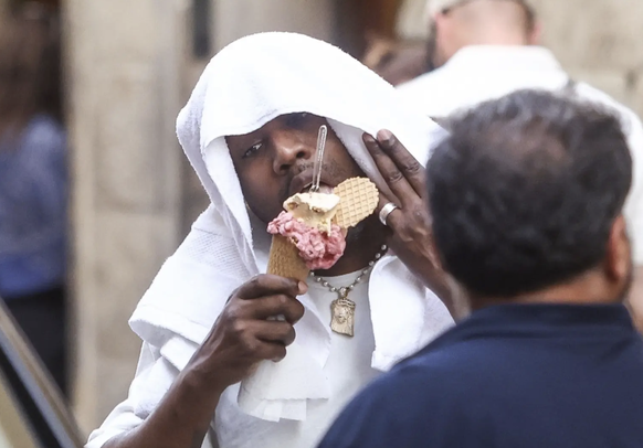 Quasi in incognito, con un asciugamano in testa, Kanye si è gustato il gelato con due palline.