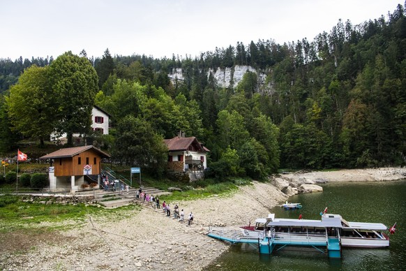 Des touristes embarquent sur un bateau pour naviguer sur le lac des Brenets pres du Saut du Doubs le mercredi 12 aout 2020 sur la frontiere franco-suisse, et pour partie dans la commune de Villers-le- ...