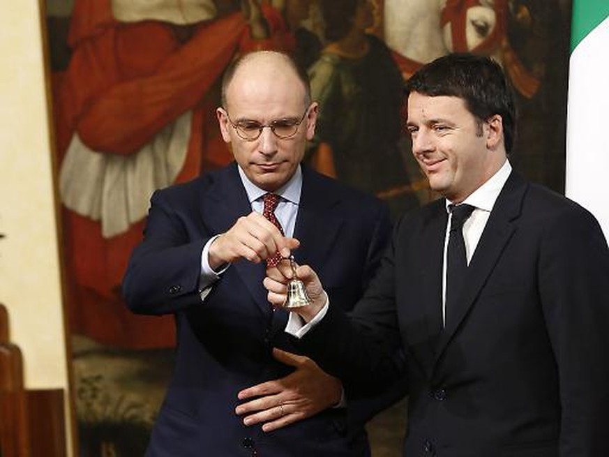Enrico Letta, en 2014, remet le pouvoir à Matteo Renzi au terme d'une trahison qui a même donné une expression dans le langage courant (davantage d'infos plus bas).
