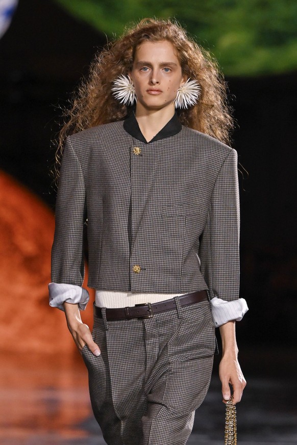 PARIS, FRANCE - OCTOBER 06: A model walks the runway during the Chanel Ready to Wear Spring/Summer 2026 fashion show as part of the Paris Fashion Week on October 6, 2025 in Paris, France. (Photo by Vi ...