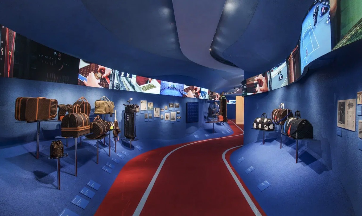 Le Louis Shanghai est un concept-shop en forme de bateau créé par Louis Vuitton dans la ville de Shanghai, en Chine.