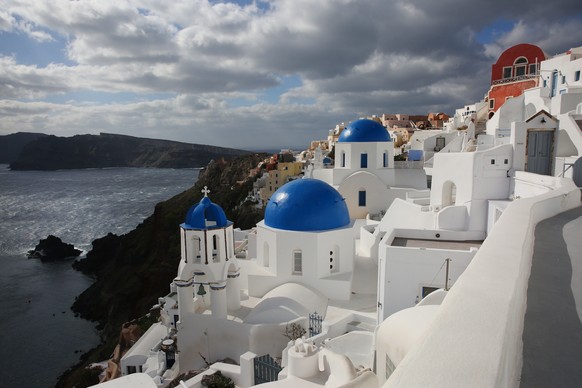 epa11876579 A view of the almost evacuated village of Oia on Santorini island, Greece, 05 February 2025. Due to a wave of seismic activity near Santorini, the municipality advised the emptying of wate ...