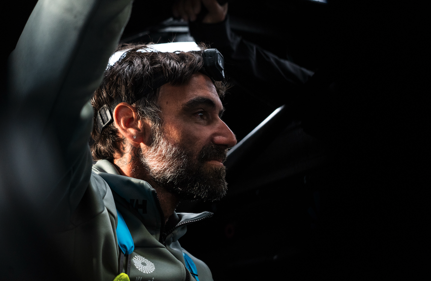 Alan Roura va désormais amener le monocoque depuis le Monténégro en Arabie saoudite, puis le rapatrier à Lorient d'ici la fin de l'année.