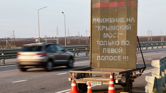 Un panneau d&#039;avertissement devant le pont de Crimée, car de longs embouteillages y sont souvent enregistrés.