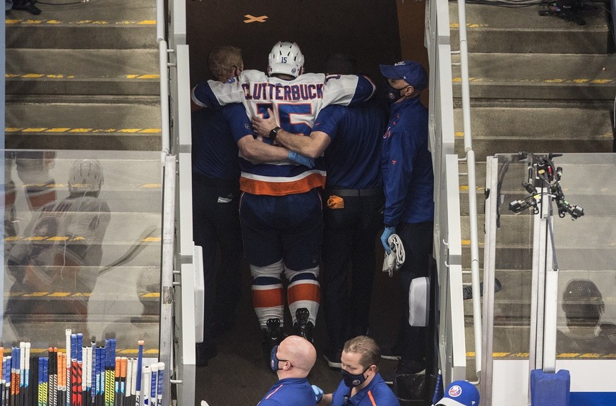 Un joueur des New York Islanders quittant la glace sur blessure.
