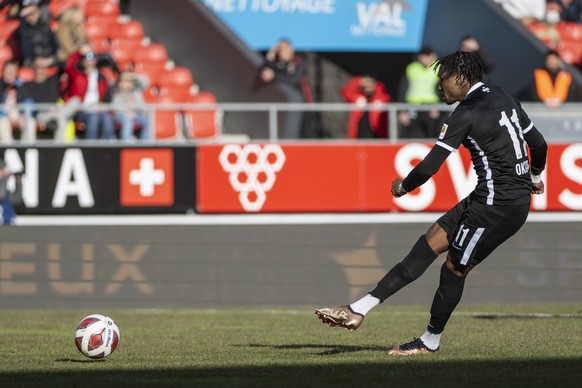 Zuerichs Jonathan Okita versenkt den Penalty zum 0:1 im Fussball Meisterschaftsspiel der Super League zwischen dem FC SIon und dem FC Zuerich, am Sonntag, 5. Februar 2023 im Stadion Tourbillon in Sion ...