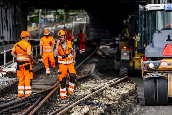 Des ouvriers preparent le terrain pour le changement des aiguillages de la gare CFF de Fribourg a l'occasion des travaux de la ligne ferroviaire entre Berne et Fribourg le mardi 15 juillet 2025 a ...