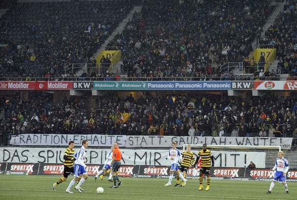 Das Berner protestiert mit Transparenten gegen den Abtausch des Heimrechts beim Schweizercup 1/4 Final zwischen dem BSC Young Boys und dem FC Lausanne am Sonntag, 13. Dezember 2009 im Stade de Suisse  ...