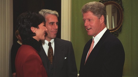 Ghislaine Maxwell, Jeffrey Epstein und Bill Clinton (1993).
https://de.wikipedia.org/wiki/Jeffrey_Epstein#/media/Datei:Maxwell_Epstein_Clinton_1993_2.jpg