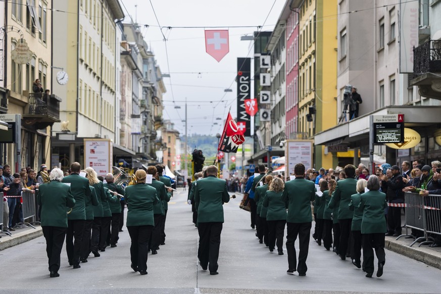 KEYPIX - Musikantinnen der Musikgesellschaft Haegendorf-Rickenbach spielen und marschieren waehrend der Parade beim Eidgenoessischen Musikfest, am Donnerstag, 14. Mai 2026 in Biel. (KEYSTONE/Peter Kla ...