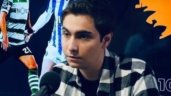Matthieu (26 ans) lors de l'enregistrement d'un podcast.