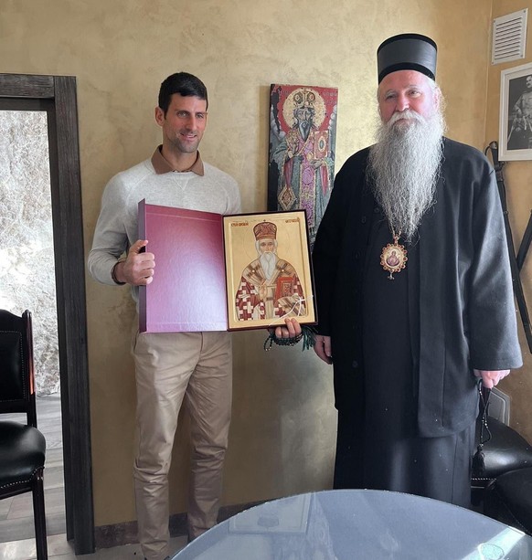 Novak Djokovic en visite au monastère d'Ostrog, avec Joanikije II.