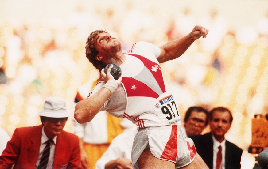 JAHRHUNDERTRUECKBLICK SPORT === OLYMPIA SEOUL 1988 WERNER GUENTHOER KUGELSTOSSEN BRONZE === Der Schweizer Kugelstosser Werner Guenthoer gewinnt hier an den Olympischen Sommerspielen in Seoul, im Septe ...