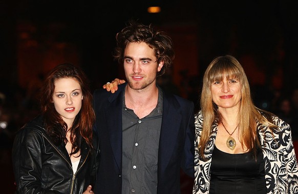 ROME - OCTOBER 30: (L-R) Actress Kristen Stewart , actor Robert Pattinson, director Catherine Hardwicke attends the &#039;Twilight&#039; Premiere during the 3rd Rome International Film Festival held a ...
