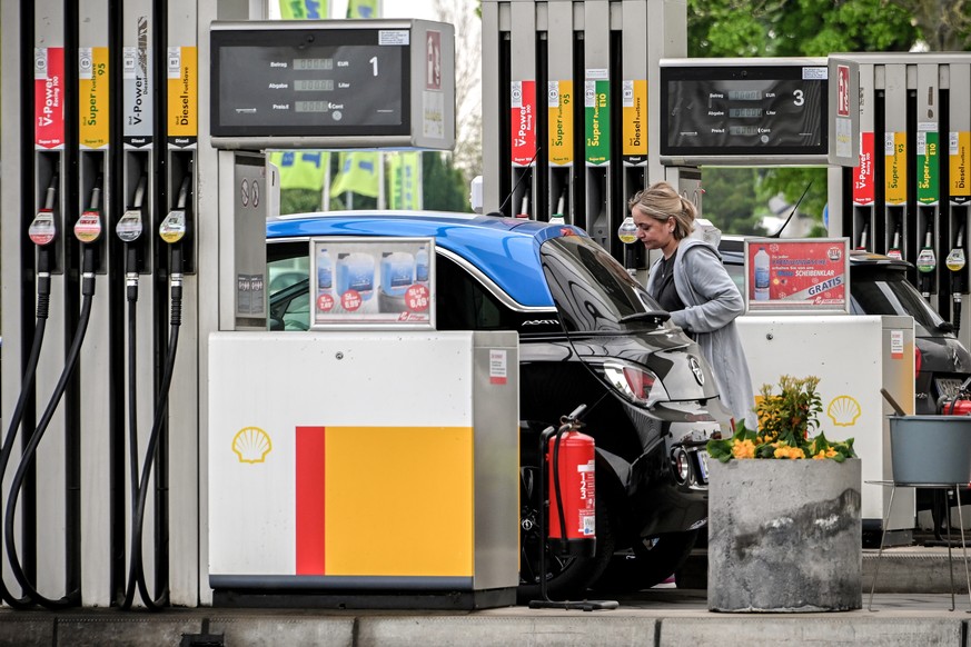 epa09928455 Commuters refuel their cars at a petrol station in Moenchengladbach, Germany, 05 May 2022. The EU Commission has proposed an oil embargo and further sanctions against Russia. This was stat ...