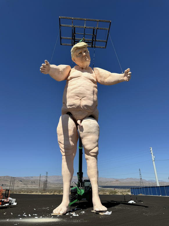 La statue géante, d'une hauteur de 13 mètres, est en mousse sur des armatures de métal.