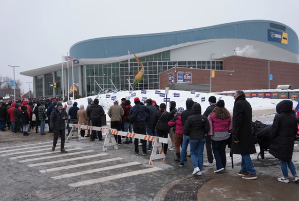 Des centaines de personnes font la queue devant la SNHU Arena de Manchester, samedi, par des températures en dessous de zéro.