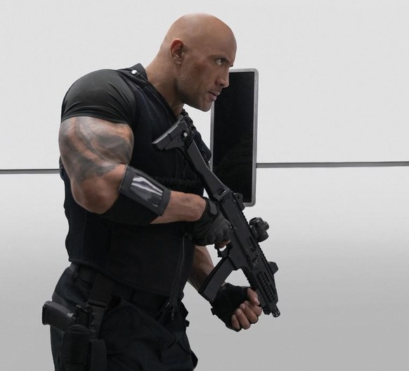 Dwayne Johnson dans Fast &amp; Furious avec un gun qu'on suppose pas en plastique.