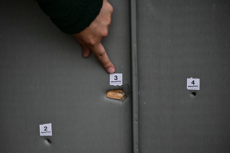 Impacts de balles sur la prison de Toulon-La Farlède après une attaque à la Kalachnikov, possiblement en représailles contre la politique anti-drogue du gouvernement, le 15 avril 2025.