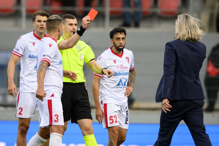 L&#039;arbitre Nico Gianforte, gauche, expulse Barthelemy Constantin, droite de dos, directeur sportif du FC Sion lors de la rencontre de football de Swiss Super League entre le FC Sion, SIO, et le FC ...