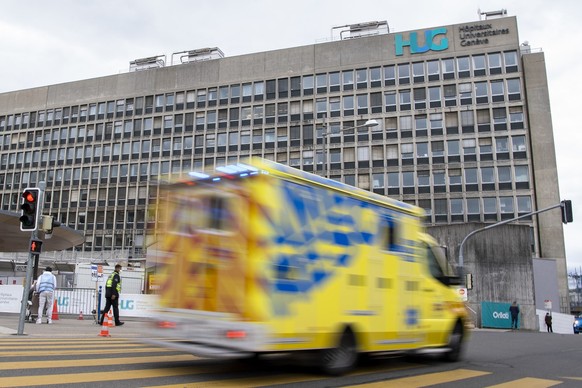 Une ambulance roule en urgence avec ses gyrophares enclenches en direction des Hopitaux universitaires de Geneve (HUG), ce jeudi 11 mars 2021 a Geneve. (KEYSTONE/Martial Trezzini)