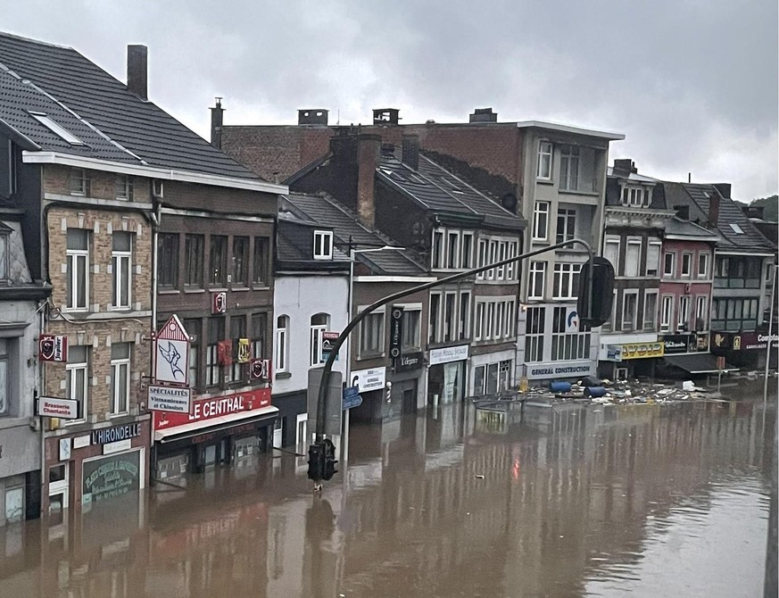 Aux alentours de 15 heures, les automobilistes étaient toujours autorisés à quitter Liège par la route. Ceux qui ne peuvent pas partir sont invité à grimper dans les étages des maisons.