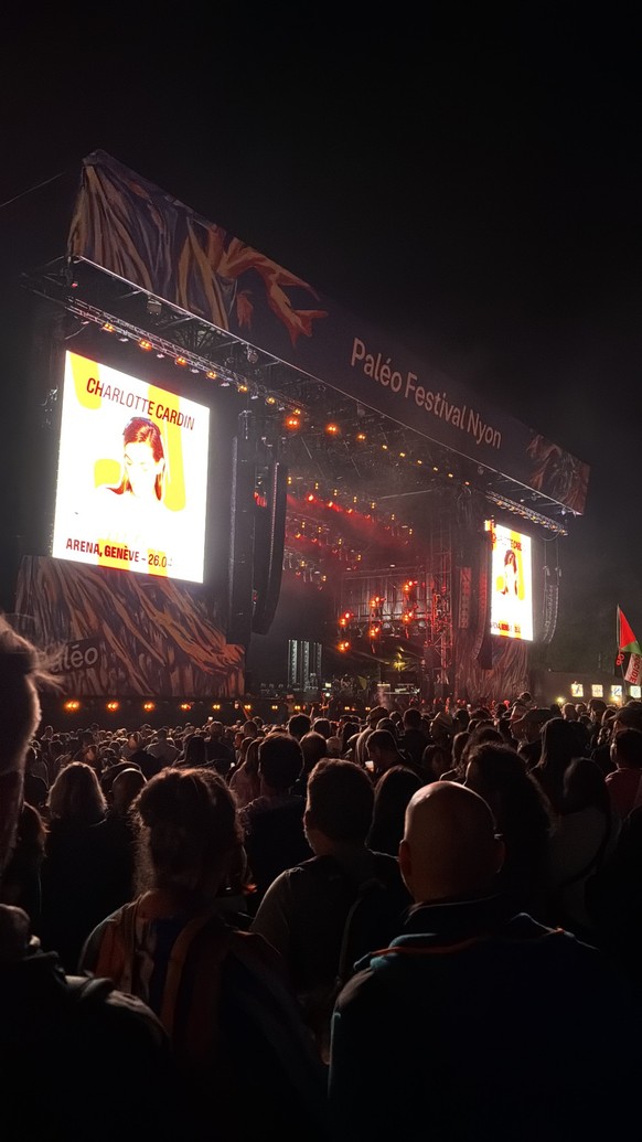 23h53, la foule attend patiemment l'arrivée de «Will».