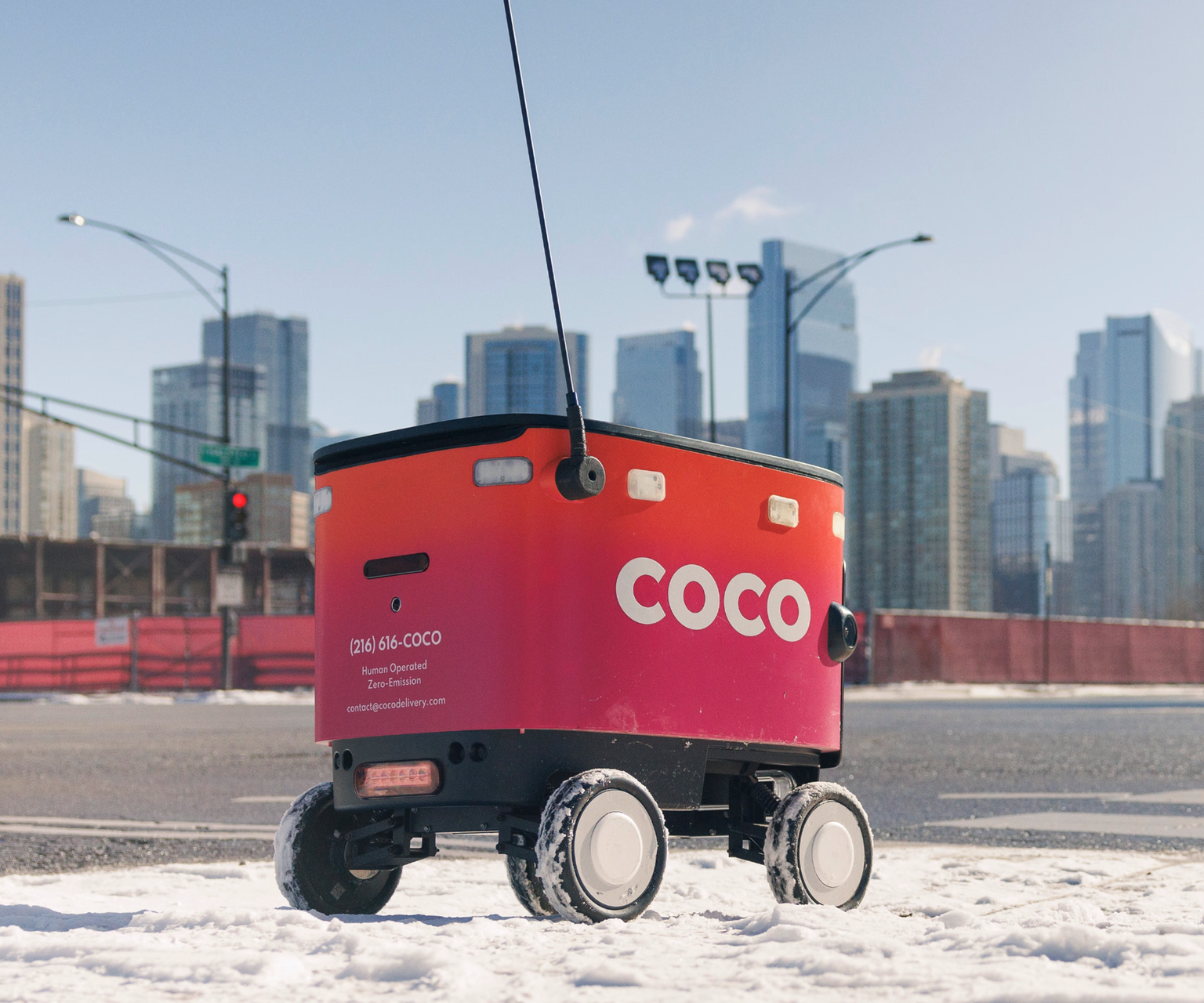 Coco développe des robots de livraison sur roues de la taille d'une glacière de 90 litres.
