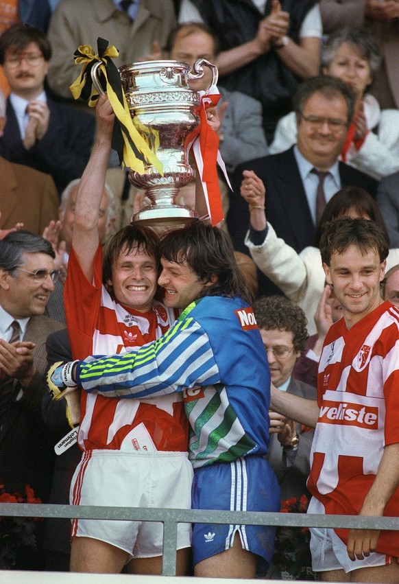 Alain Geiger, links, Captain des FC Sion, jubelt am Pfingstmontag, 20. Mai 1991 beim Schweizer Fussball Cupfinal zwischen den Berner Young Boys und dem FC Sion im Stadion Wankdorf in Bern mit seinem T ...