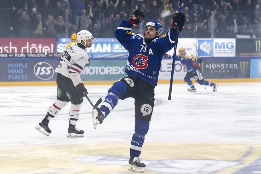 Sandro Schmid (HCFG) jubelt nach seinem Tor zum 1-0, im vierten Eishockey Playoff Halbfinalspiel der National League zwischen dem HC Fribourg-Gotteron (HCFG) und dem Lausanne HC (LHC) am Samstag, 5. A ...