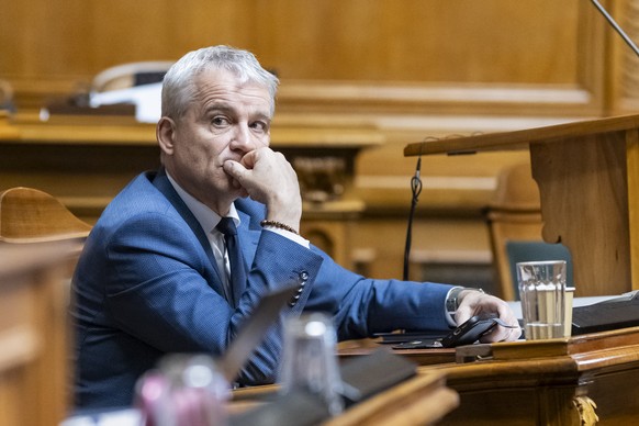 Bundesrat Beat Jans hoert einem Votum waehrend der Debatte um die Demokratie-Initiative zu, an der Sondersession des Nationalrates, am Donnerstag, 30. April 2026 im Nationalrat in Bern. (KEYSTONE/Ales ...