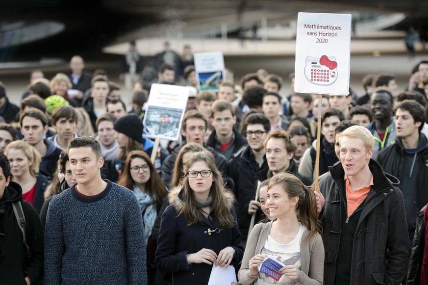 Des etudiants manifestent contre l&#039;exclusion de la Suisse des accords Erasmus+ et Horizon 2020 ce lundi 10 mars 2014 au batiment du Rolex Learning Center de l&#039;Ecole Polytechnique Federale de ...