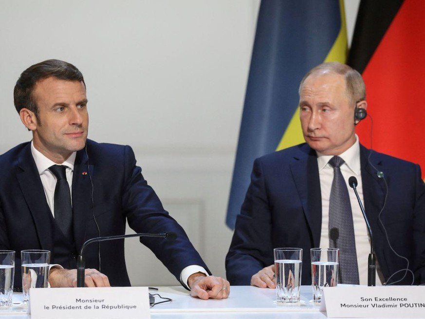 Le président Emmanuel Macron, à gauche, face à son homologue russe, Vladimir Poutine.