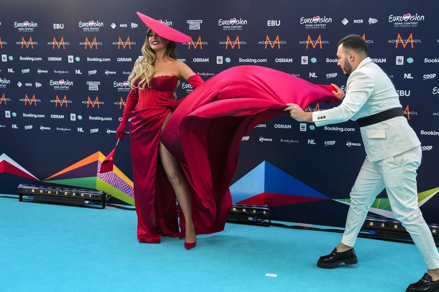 epa10614338 Monika Linkyte (L) from Lithuania arrives on the Turquoise Carpet for the Opening Ceremony of the 67th annual Eurovision Song Contest (ESC) at The Walker Art Gallery in Liverpool, Britain, ...