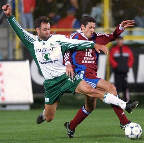 Le saint gallois Marco Zwyssig, gauche, tacle pour le ballon le servettien Carlos Varela, droite, lors de la rencontre de football LNA entre le Servette FC et le FC Saint-Gall ce 25 mars 2000 a Geneve ...