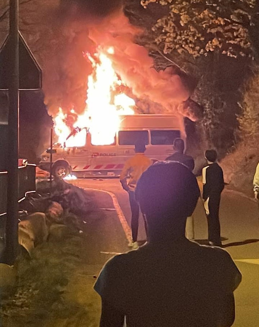 Un fourgon incendié devant un camp de gens du voyage près de Lausanne.