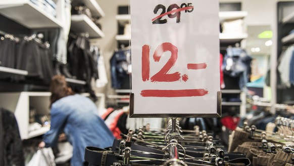 A saleswoman sorts clothes in the branch of the clothing company Chicoree in the Emmen Center in Emmenbruecke, Switzerland, on April 17, 2014. (KEYSTONE/Christian Beutler)

Verkaeuferin in einem Kleid ...