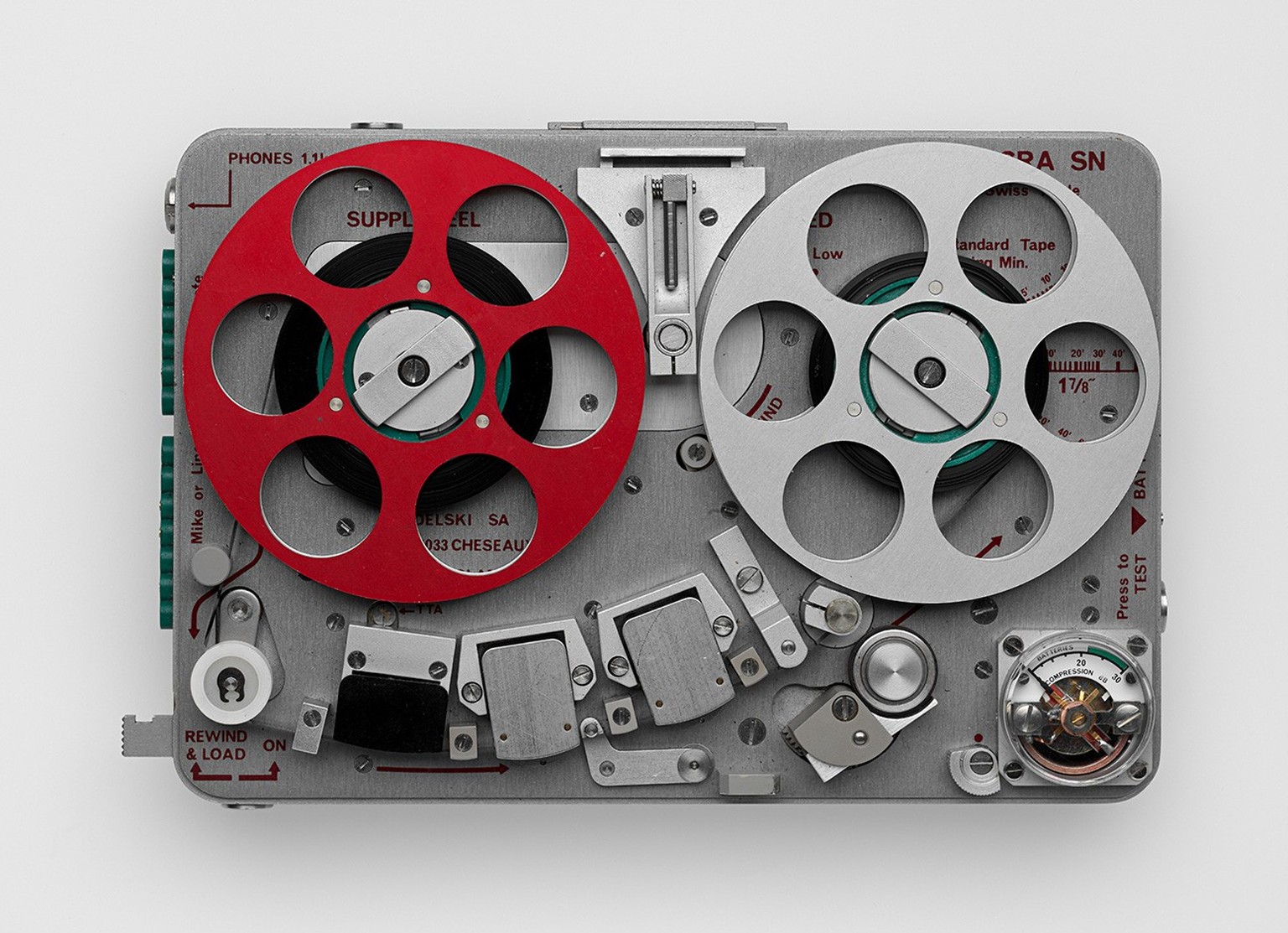 Le petit magnétophone Nagra SN de la société suisse Kudelski, doté d’une parfaite qualité sonore, est utilisé par la police suisse. Jusque dans les années 1970, il est livré aux services secrets améri ...