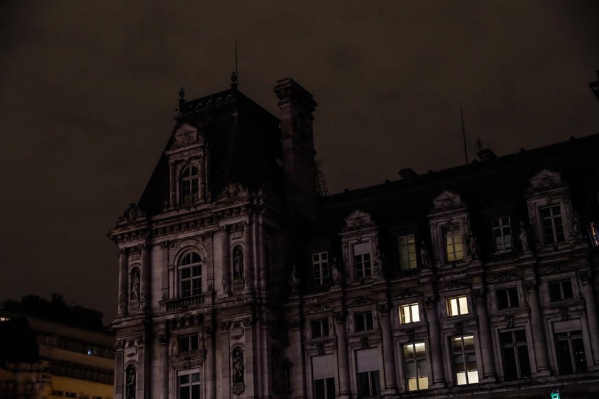 epa10202684 Lights are turned off in the Paris City Hall building during a blackout as an initiative to fight against energy waste in Paris, France, 23 September 2022. After 22 hours, public and comme ...