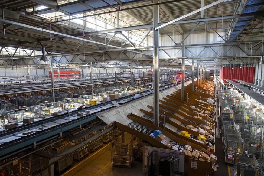 Vue de l&#039;interieur du centre colis Daillens de la Poste, ce mercredi 1 avril 2020 a Daillens. La Poste Suisse a du revoir une partie de l&#039;organisation de son systeme d&#039;exploitation des  ...