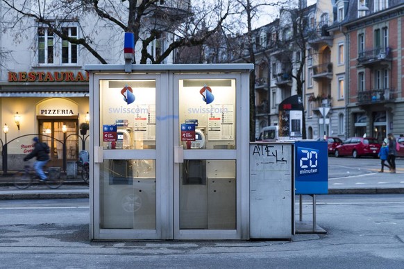 Eine Telefonkabine der Swisscom steht beim Breitenrainplatz, am Mittwoch, 13. Dezember 2017 in Bern. (KEYSTONE/Peter Klaunzer)