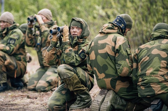 Soldater i jegertroppen fra utdanningskompaniet i Finnmark heimevernsdistrikt 17 trener på å se etter observasjoner til øvelse Stridsulv.