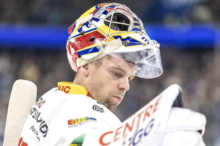 Biels Torhueter Harri Saeteri im Spiel der Eishockey National League zwischen dem EV Zug, EVZ, und dem EHC Biel-Bienne am Sonntag, 19. Oktober 2025 in der OYM Hall in Zug. (KEYSTONE/Alexandra Wey)