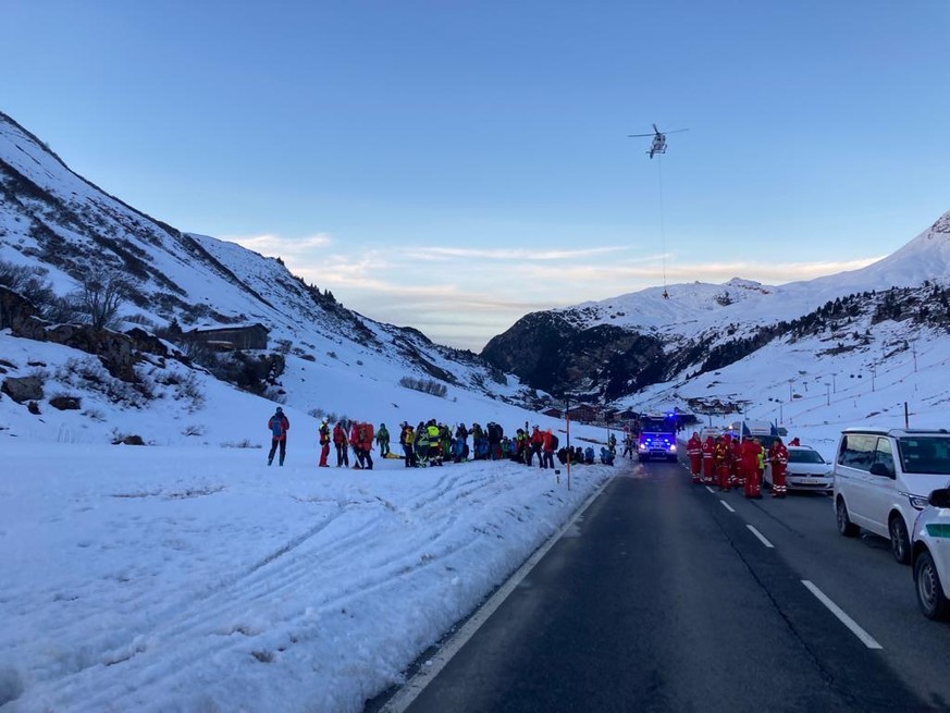 Près de 200 secouristes ont été engagés dans les recherches suite à une avalanche survenue dimanche dans le domaine skiable autrichien de Lech Zürz sur l&#039;Arlberg.