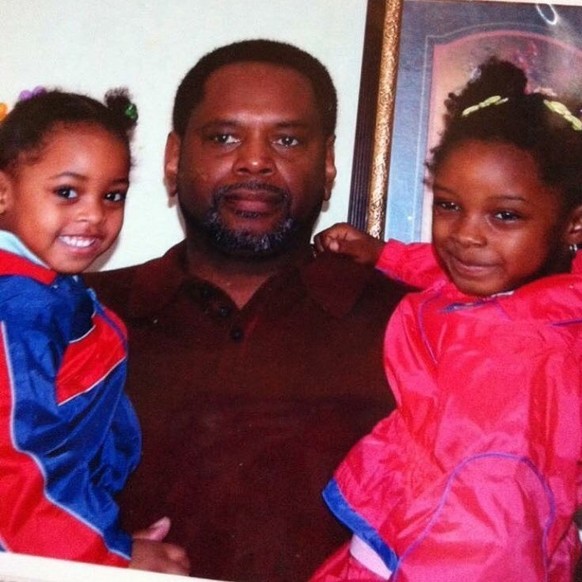 Ronald, «Ron», Biles et ses deux petites-filles, Simone et Adria.