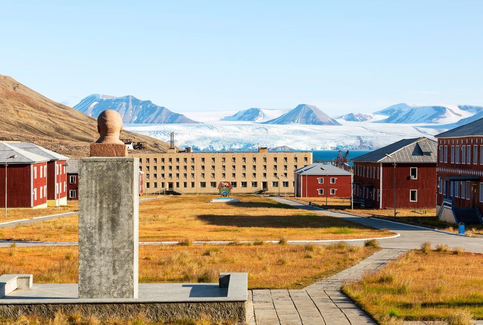Pyramiden se situe en Norvège et était autrefois une colonie minière et un campement soviétique. Inactive depuis 1998, un hôtel dédié organise des visites officielles.